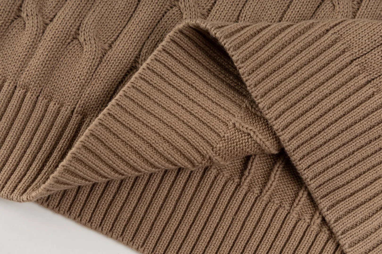 P236 #R84 RALPH LAUREN Six-color classic hooded twist pullover sweater with high-density LOGO embroidery on the chest and original custom-made tag accessories. Made of pure cotton yarn, pure cotton is skin-friendly and comfortable, small label war horse embroidered twist hooded sweater 🐎 high quality, follow the blogger to learn how to wear it! Let’s buy a Ralph Lauren cable sweater. It’s a super hard-to-find series after it became popular. It’s hard to find one on the official website. It’s simple and practical to wear, with a lazy and loose feel. The thickened fabric has more texture, feels soft and delicate, and has a loose fit. Whether worn alone or layered, you can wear different styles of fashion with just one piece!   Size: S M L